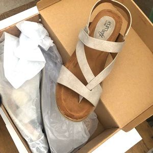 Womens new size 7.5 “Lexie” euro soft sandals.